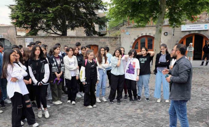 ‘Rota Talas’ gezdiriyor, öğretiyor