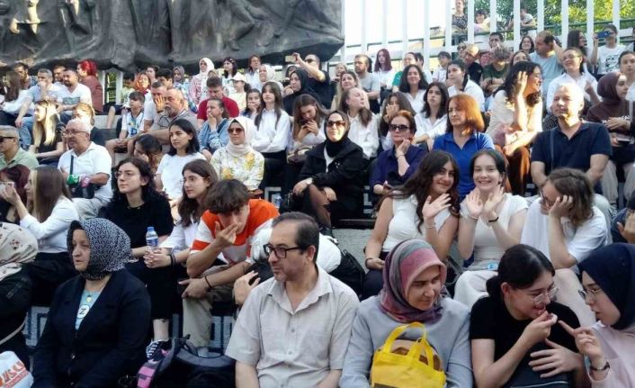 Sahne, ‘adam olacak’ çocukların