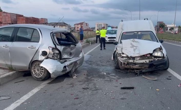 Sakarya’da hafif ticari araç park halindeki otomobile çarptı: 2 yaralı