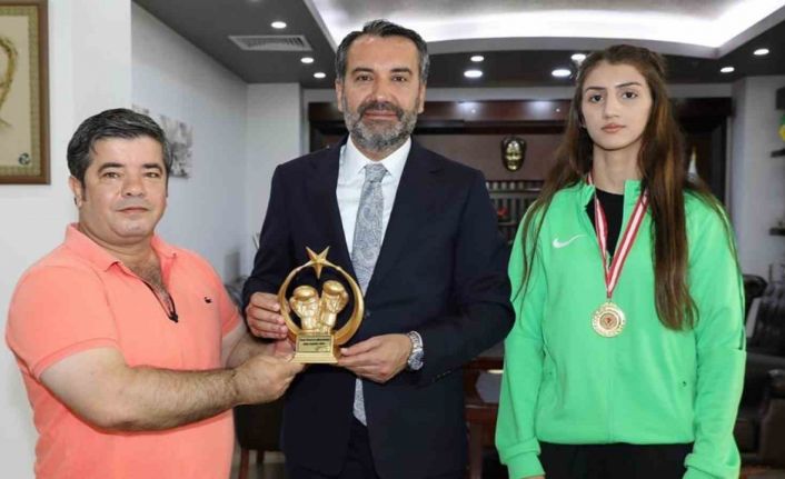 Şampiyon boksör Başkan Şerifoğulları’yla buluştu