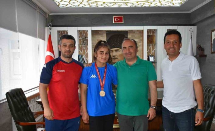 Şampiyon güreşçiden Başkan Sülük’e ziyaret