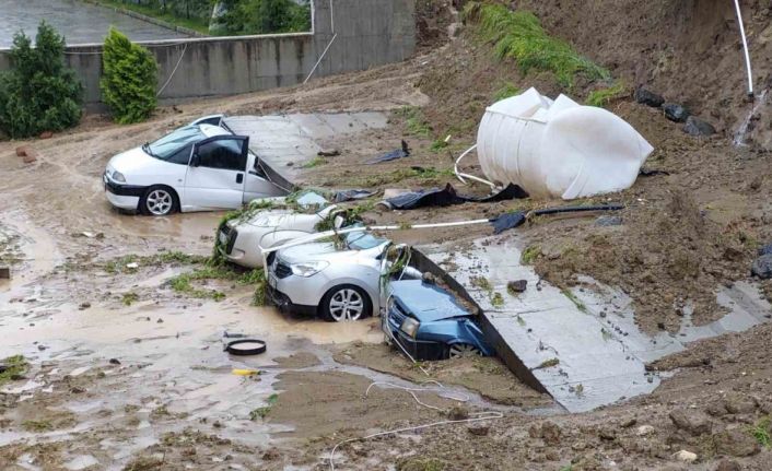 Samsun’da istinat duvarı 5 aracın üzerine devrildi: Olay anı kamerada