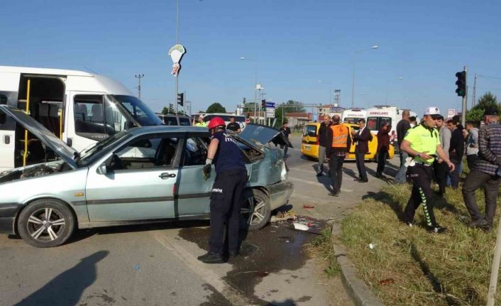 Samsun’da minibüs kavşakta iki araca çarptı: 7 yaralı