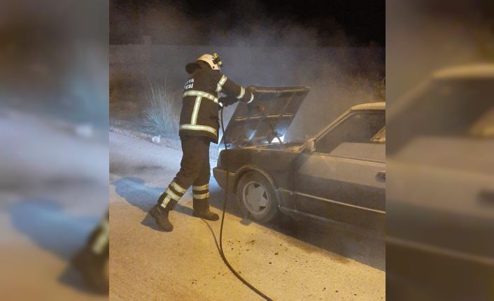 Seyir halindeyken motor kısmında yangın çıkan otomobilde hasar oluştu