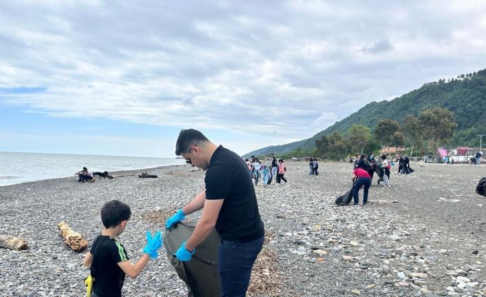 Sezon öncesinde vatandaşlar Karadeniz sahilini temizledi