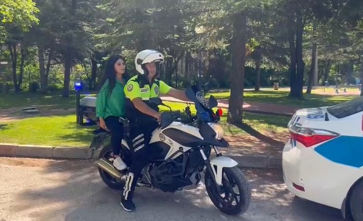 Sınava geç kalan öğrencilerin yardımına polis ekipleri koştu