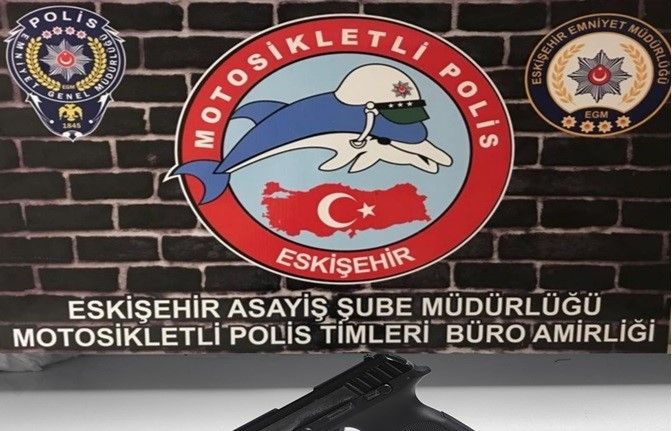 Şüpheli şahısların üzerinde tabanca ele geçirildi
