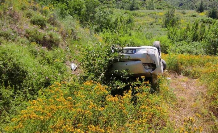 Takla atan otomobilden burnu bile kanamadan kurtuldu
