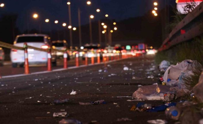 Tatilcilerin yoğunluğu azaldı, çöpleri yollarda kaldı