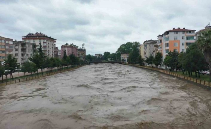 Terme Çayı taştı, sel ve su baskınları yaşandı