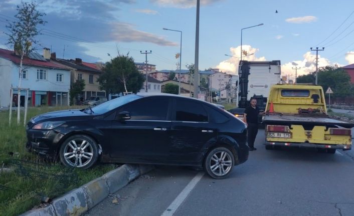 Tır, otomobili refüje sürükledi