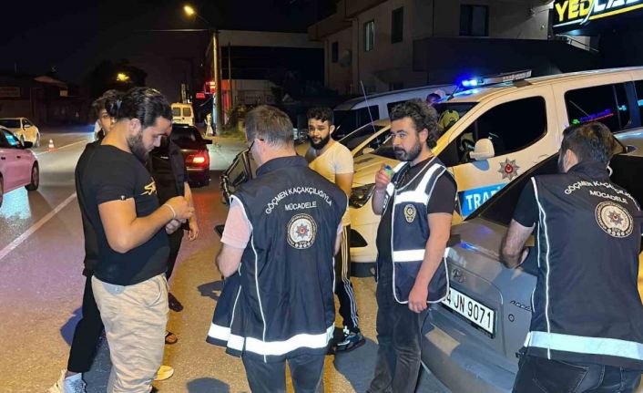 Trafik ekiplerinin dikkatinden kaçmadı, 5 kaçak göçmen yakalandı