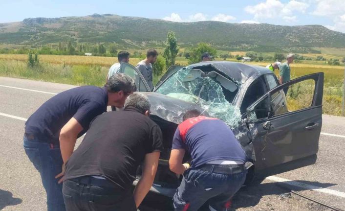 Trafik levhasına çarpan otomobil devrildi: 3 yaralı