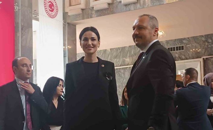 Türkiye güzeli Sarıbaş milletvekilliği kaydını yaptırdı