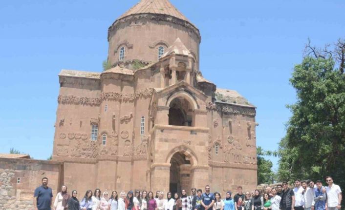 Tuşba Belediyesinden YKS’ye girecek öğrencilere moral gezisi
