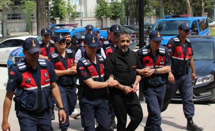 Uyuşturucu operasyonunda yakalanan kişi, adliye girişinde kameralara gülümsedi