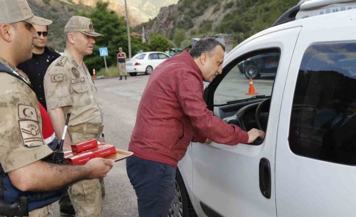 Vali Taşbilek bayram öncesi trafik denetimine katıldı, sürücüleri uyardı