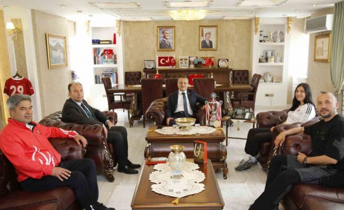 Vali Taşbilek, Dünya Şampiyonu Feyzanur’u makamında ağırladı