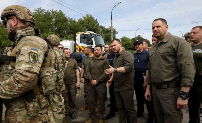 Zelenskiy’den hidroelektrik santralinin vurulduğu Herson’a ziyaret
