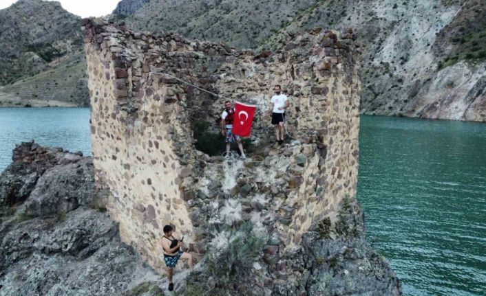 15 Temmuz anısına sular altında kalan kaleye Türk bayrağı asıldı