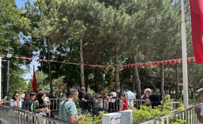 15 Temmuz Şehidi Ömer Halisdemir’in kabrine ziyaretçi akını