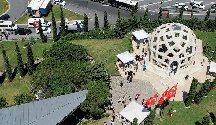 15 Temmuz Şehitler Anıtı’na ziyarete gelenler havadan görüntülendi