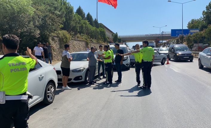 16 araç birbirine girdi: 1’i polis 2 kişi yaralandı