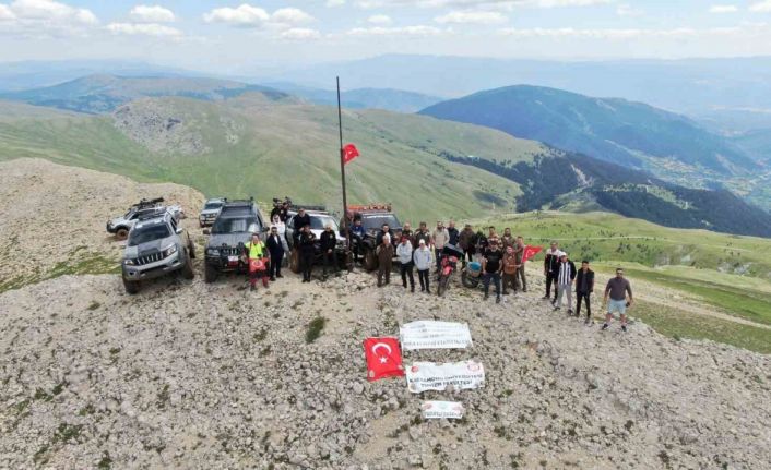 2 bin 610 rakımlı dağın zirvesinde 15 Temmuz şehitlerini andılar