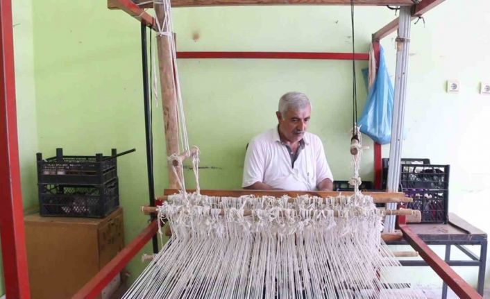 40 yıllık dokuma ustası, mesleği evinin bodrumunda sürdürüyor