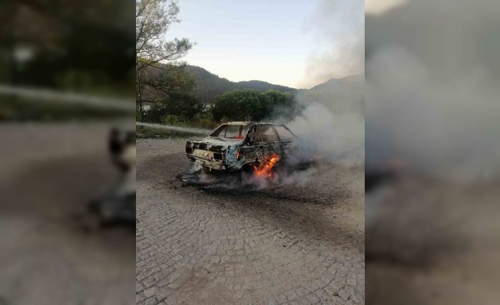 Abant Gölü’nde park halindeki otomobil alevlere teslim oldu