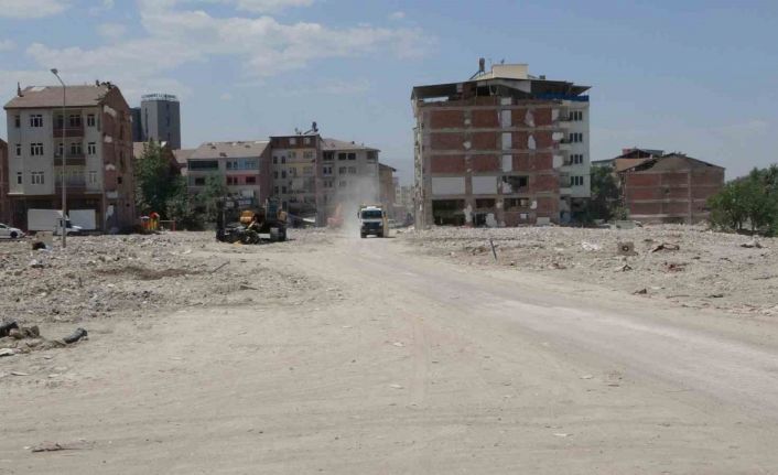 Ağır hasarlı binaların yıkıldığı Aslantepe Caddesi tarlaya döndü