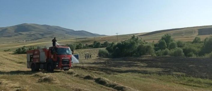 Ağrı’da bir tarla küle döndü