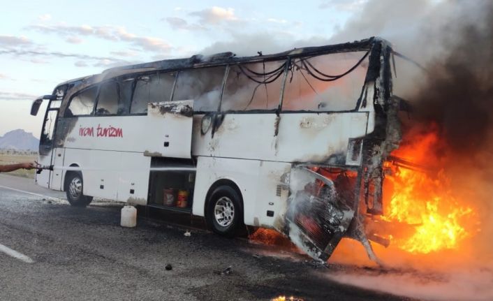 Ağrı’da yolcu otobüsü alev aldı