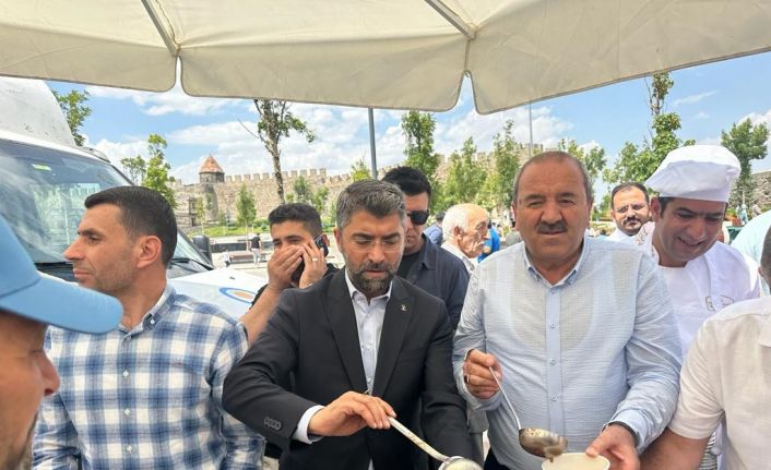 Ak Parti Erzurum İl Teşkilatı aşure dağıttı