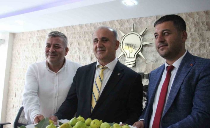 AK Parti’ye yeni katılan Başkan Kaya, partililerin ağızlarını tatlandırdı