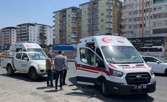 Ani fren sonucu iki minibüsün çarpıştığı kazada 2 kişi yaralandı