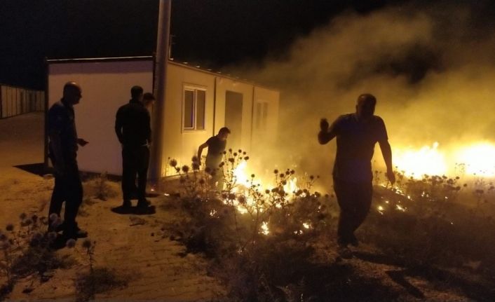 Anız yangını konteynerlere sıçramadan söndürüldü