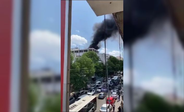 Ankara’da korkutan yangın: Bina çatısı alev alev yandı