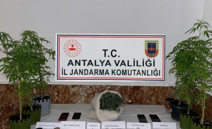 Antalya’da zehir tacirlerine jandarmadan darbe