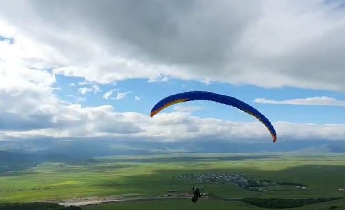 Ardahan’da yamaç paraşütü heyecanı