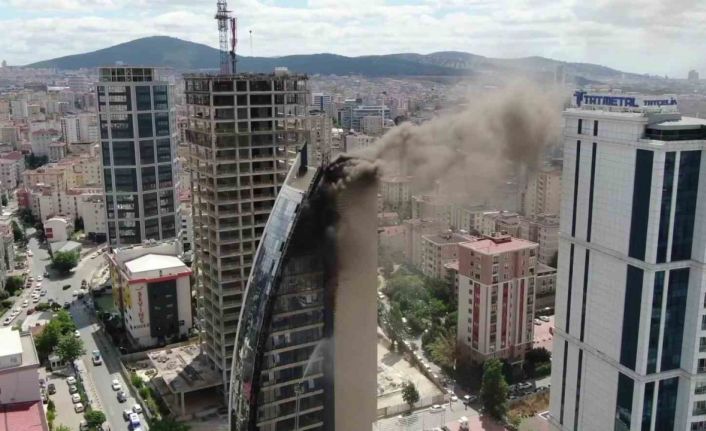 Ataşehir’de yanan 17 katlı iş merkezi havadan görüntülendi