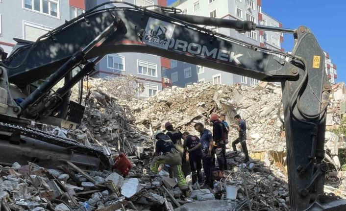 Bakırköy’de bina yıkımı sırasında yaşanan göçükte kalan işçi kurtarıldı