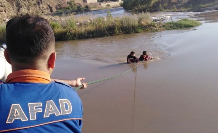 Baraj kapakları açılınca suya kapılan vatandaşın imdadına AFAD yetişti