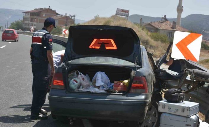 Bariyerlere çarpan otomobil hurdaya döndü: 1 yaralı