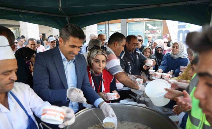 Başkan Arıkan’dan vatandaşlara aşure ikramı