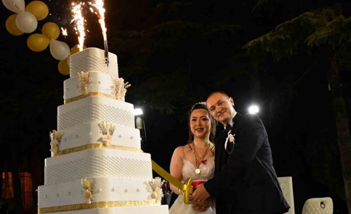 Başkan Sever, genç çiftin nikahını kıydı
