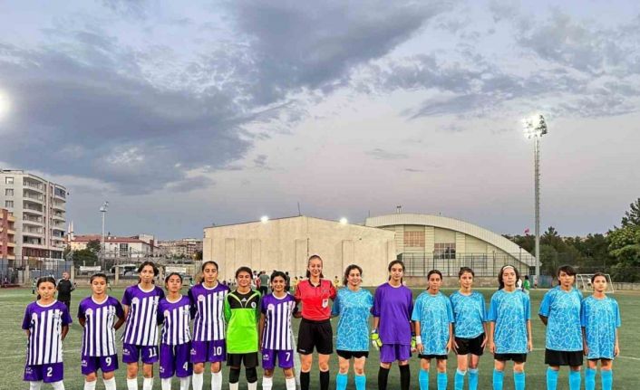 Batmanlı futbolcu kızlar, bölge şampiyonu oldu