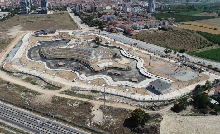 Belediye tarafından yapılan Şehir Parkı’nda çalışmalar devam ediyor