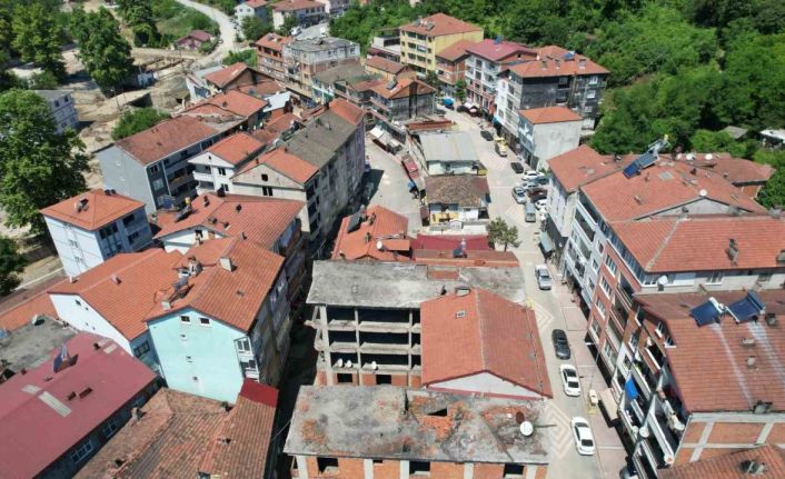 Beycuma’da AFAD gönüllülerinin yardımı ile selin izleri siliniyor