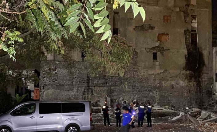 Beyoğlu’nda metruk binada çökme meydana geldi